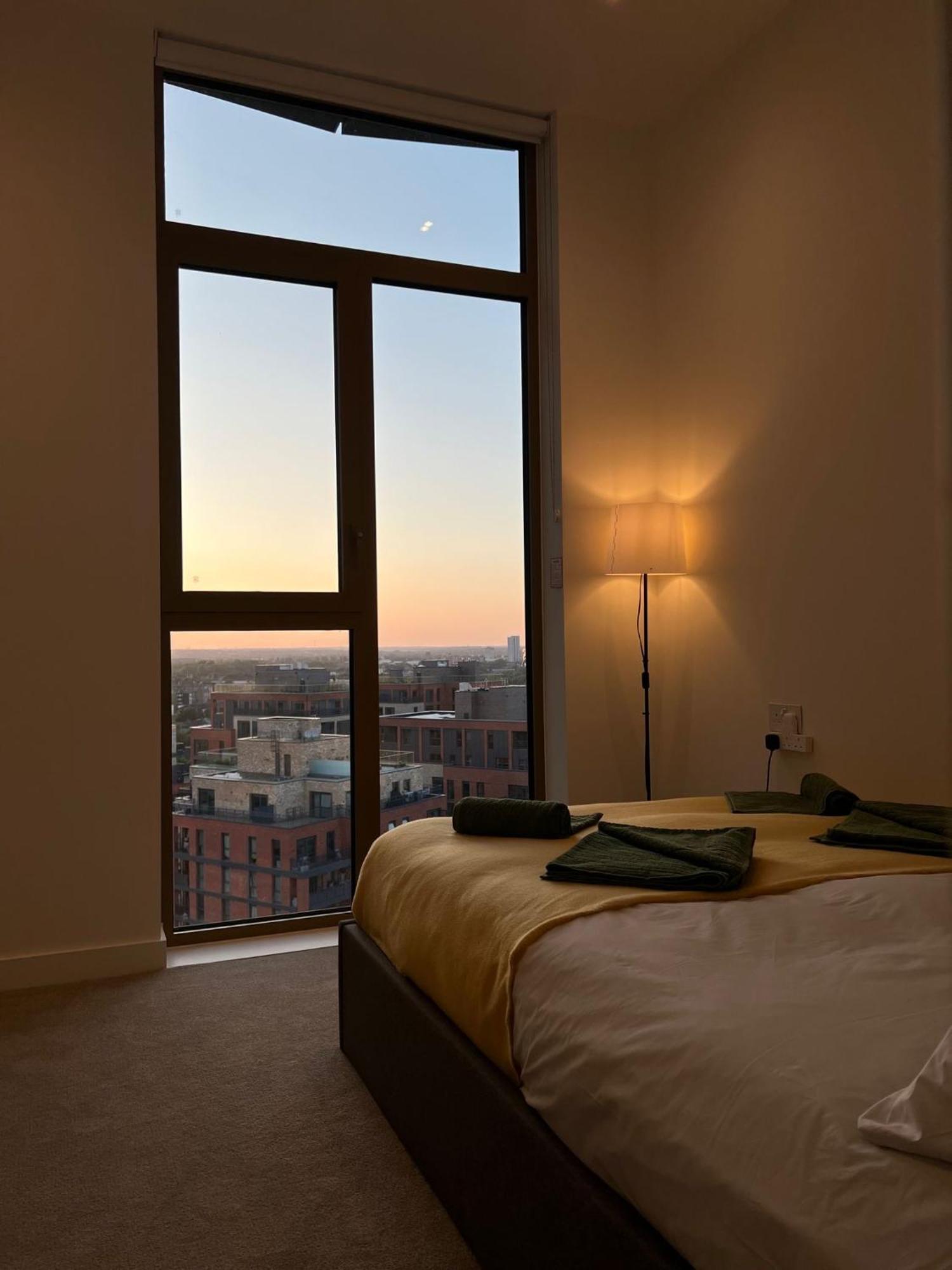 Cozy Room With Private Bathroom In Luxurious Flat 伦敦 外观 照片